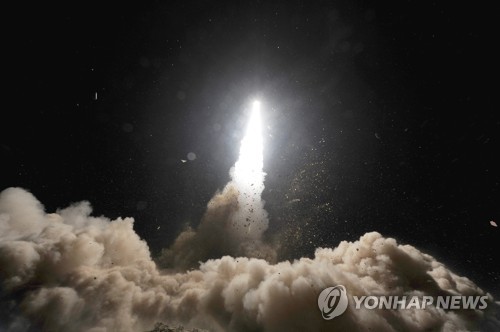 신형 탄도 미사일 ‘현무-4’ 첫 시험발사… 2발중 1발 성공